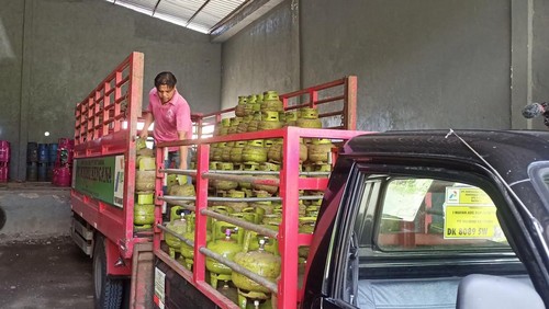 Karyawan Agen LPG Windhu Kencana saat akan mengirim LPG tiga kilogram menuju ke pangkalan untuk kemudian didistribusikan ke masyarakat Kamis (8/6/2023). (foto: I Wayan Selamat Juniasa)