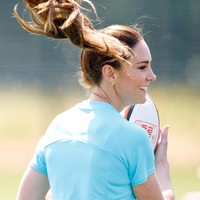 Seperti biasa, penampilan ibu tiga anak ini mengundang pujian. The Princess looks so gorgeous!!! komentar seorang netizen. Ada pula yang memuji rambutnya. I want to see her in a ponytail more! (Foto: Max Mumby/Indigo/Getty Images)