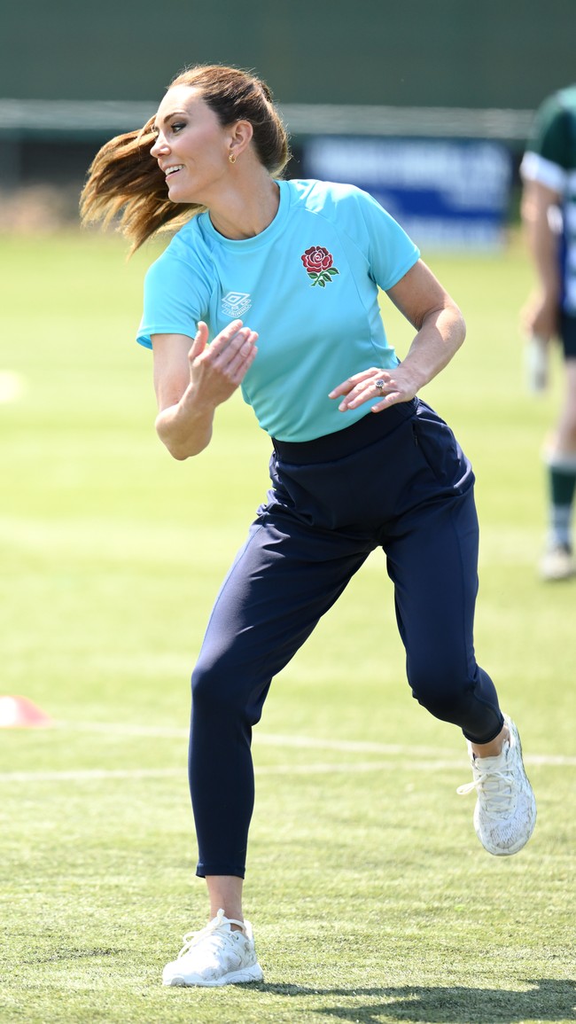 Adapun sneakers yang dipakainya adalah Lululemon Chargefeel Low Womens Workout Shoes. Harga sepatu putih tersebut 128 pound sterling atau Rp 2,3 juta. (Foto: Karwai Tang/WireImage)