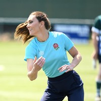 Adapun sneakers yang dipakainya adalah Lululemon Chargefeel Low Womens Workout Shoes. Harga sepatu putih tersebut 128 pound sterling atau Rp 2,3 juta. (Foto: Karwai Tang/WireImage)