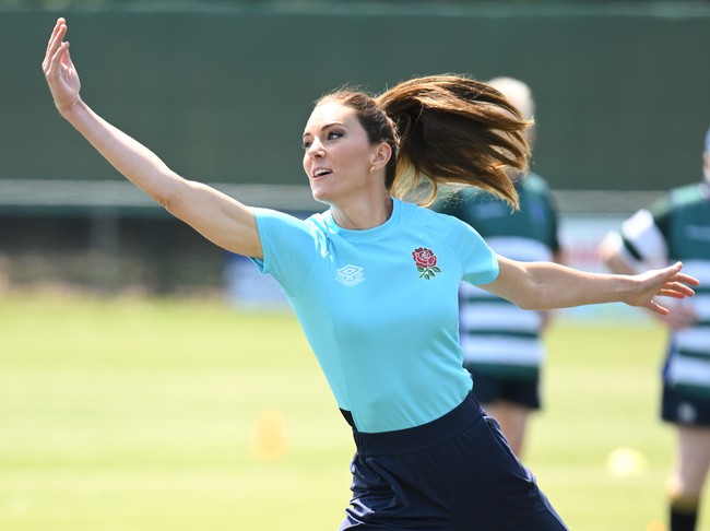 Situs Express.co.uk mengabarkan, busana Kate kali ini terdiri dari kaus biru Tim Rugby Nasional Inggris yang dijual seharga 27 pound sterling atau sekitar Rp 500.000, dan celana olahraga biru navy keluaran Sweaty Betty seharga 34 pound sterling atau Rp 630.000. (Foto: Karwai Tang/WireImage)