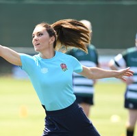 Situs Express.co.uk mengabarkan, busana Kate kali ini terdiri dari kaus biru Tim Rugby Nasional Inggris yang dijual seharga 27 pound sterling atau sekitar Rp 500.000, dan celana olahraga biru navy keluaran Sweaty Betty seharga 34 pound sterling atau Rp 630.000. (Foto: Karwai Tang/WireImage)