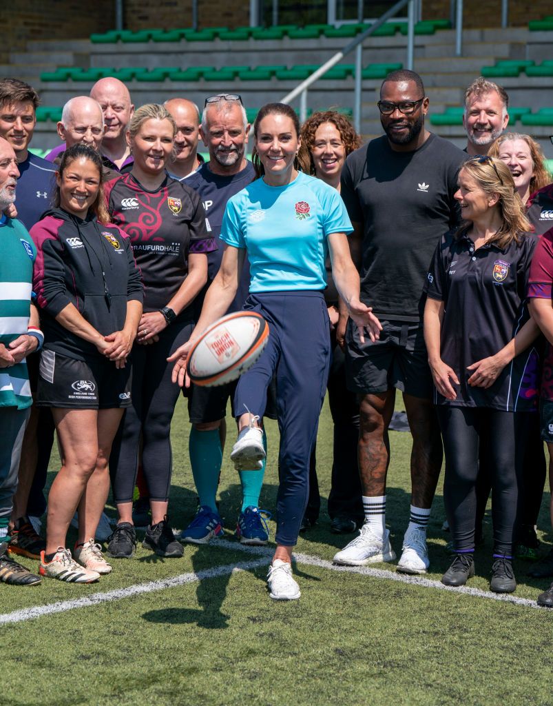 Kate Middleton Main Rubgy MAIDENHEAD, ENGLAND - JUNE 07: Catherine, Princess of Wales, poses with Shaping Us champion, Ugo Monye, and other staff members during her visit to Maidenhead Rugby Club on June 07, 2023 in Maidenhead, England. The Princess of Wales is visiting the rugby club to discuss the Shaping Us campaign and the role the community plays in supporting children. (Photo by Arthur Edwards - WPA Pool/Getty Images)