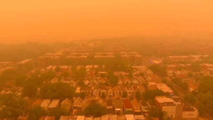 Kebakaran hutan yang terjadi di Kanda membuat langit di New York, Amerika Serikat (AS) memerah. Pemerintah setempat mengeluarkan peringatan kualitas udara buruk di pusat bisnis AS itu.