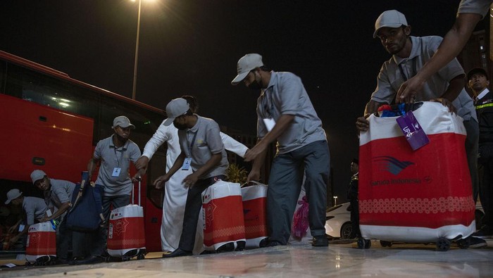 Panitia menyambut peserta ibadah haji asal embarkasi UPG 9 (Makassar) setibanya di hotel 304 di Syisyah, Mekah, Arab Saudi, Rabu (7/6/2023). Sebanyak 393 jamaah calon haji kloter terakhir gelombang pertama tiba di Mekah dari Madinah.