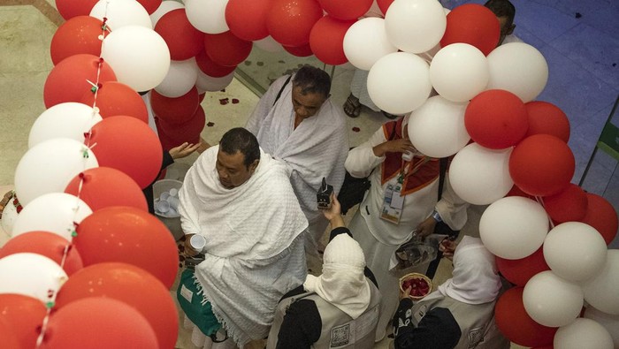 Panitia menyambut peserta ibadah haji asal embarkasi UPG 9 (Makassar) setibanya di hotel 304 di Syisyah, Mekah, Arab Saudi, Rabu (7/6/2023). Sebanyak 393 jamaah calon haji kloter terakhir gelombang pertama tiba di Mekah dari Madinah.