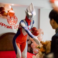 Untuk membuat hari tersebut semakin berkesan tak jarang pengantin menyiapkan kejutan spesial kepada pasangan. Baru-baru ini, aksi seorang mempelai wanita untuk suaminya pun jadi perhatian publik. Ia menyambut mempelai pria di kamar pengantin baru dengan berdandan pakai kostum Ultraman.Foto: Xiaohongshu