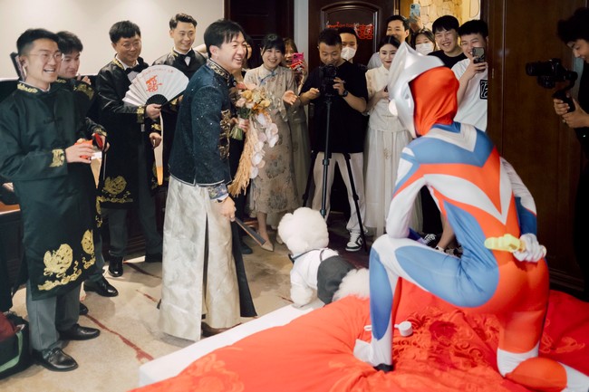 Terkejut dengan aksi pengantinnya, begini reaksi sang suami ketika pertama kali melihat istrinya tampil beda.Foto: Xiaohongshu