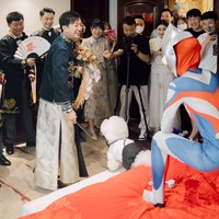 Terkejut dengan aksi pengantinnya, begini reaksi sang suami ketika pertama kali melihat istrinya tampil beda.Foto: Xiaohongshu