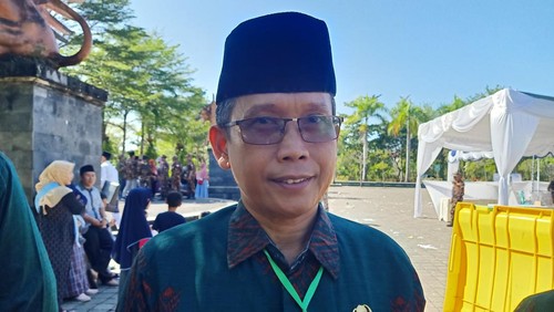 Kepala Kantor Kementerian Agama Jembrana I Gede Sumarawan seusai melepas 82 orang calon jemaah haji di halaman Gedung Kesenian Ir Soekarno, Kamis (8/6/2023). (I Putu Adi Budiastrawan/detikBali)