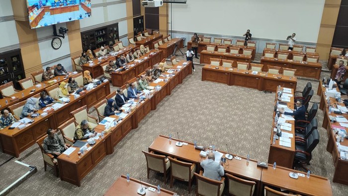 Komisi III DPR RI rapat dengar pendapat dengan Sekjen MPR dan DPD RI