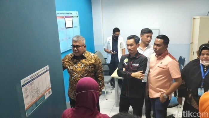 Komisi V DPR Aceh- Sekda Aceh melakukan sidak ke RSUZA Banda Aceh. (Foto: Agus Setyadi/detikSumut)