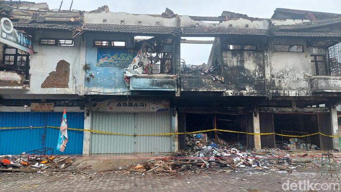 Kondisi pascakebakaran ruko di Pasar Caringin Bandung.