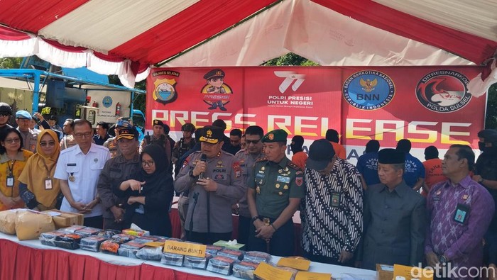 Konferensi pers terdakwa kurir sabu di Polda Sulawesi Selatan (Sulsel).