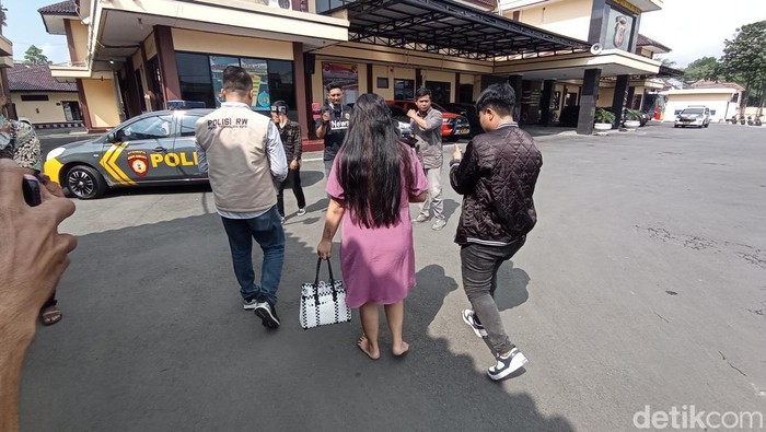 Korban kekerasan mendatangi Mapolres Tasikmalaya Kota.