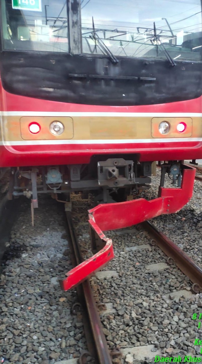 KRL atau Commuter Line mengalami copot bumper di Stasiun Duri, 8 Juni 2023. (Dok Istimewa/Akun Instagram sknd.el via Twitter Jalur5 Community @jalur5_)