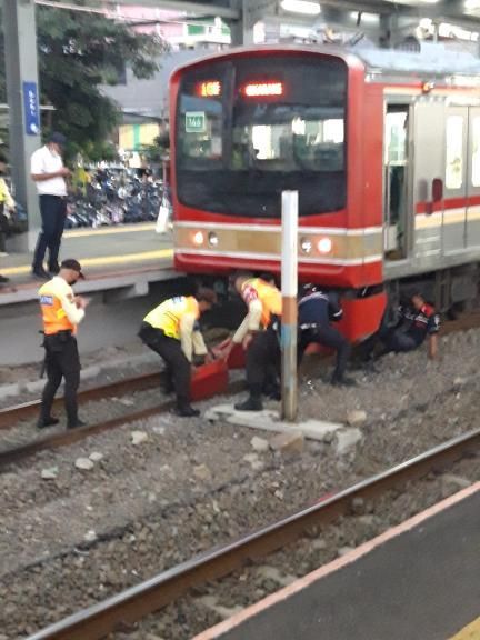 KRL atau Commuter Line mengalami copot bumper di Stasiun Duri, 8 Juni 2023. (Dok Istimewa/Akun Instagram sknd.el via Twitter Jalur5 Community @jalur5_)