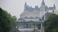 Indeks kesehatan kualitas udara Ottawa diberi peringkat 10+ atau risiko sangat tinggi oleh badan cuaca negara tersebut. James Park/Bloomberg/Getty Images