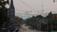 Asap kebakaran hutan tersebut juga terlihat di Toronto, Ontario, Kanada, Rabu (7/6/2023). Cole Burston/Bloomberg/Getty Images