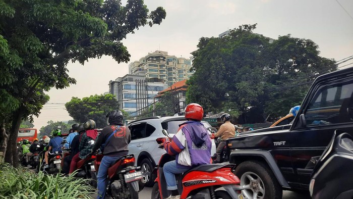 Lalin di Jl Pasar Minggu Arah Pancoran Macet, Klakson Bersahutan