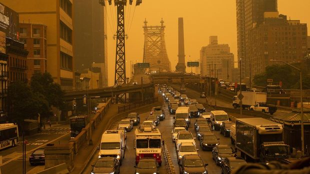 NEW YORK, NEW YORK - JUNE 7:  Traffic goes over the Ed Koch Queensboro Bridge as smoke from Canadian wildfires casts a haze over the area on June 7, 2023 in New York City. Air pollution alerts were issued across the United States due to smoke from wildfires that have been burning in Canada for weeks.  (Photo by Eduardo Munoz Alvarez/Getty Images)