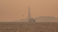 Cakrawala kota New York hampir tidak terlihat karena jarak pandang yang terbatas imbas kabut asap. David Dee Delgado/Getty Images.