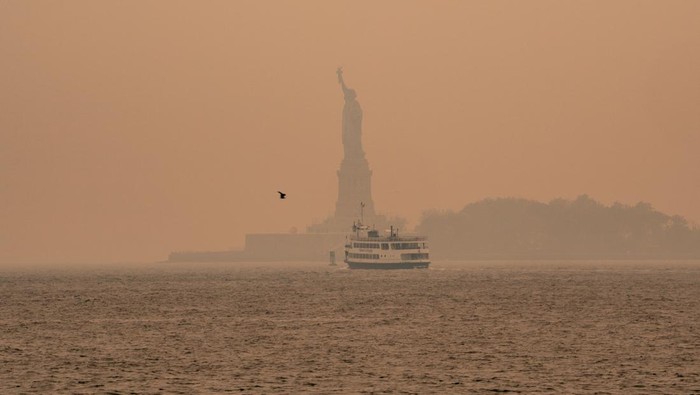 NEW YORK, NEW YORK - JUNE 7: A person waiting for the subway wears a filtered mask as smoky haze from wildfires in Canada blankets a neighborhood on June 7, 2023 in the Bronx borough of New York City. New York topped the list of most polluted major cities in the world on Tuesday night, as smoke from the fires continues to blanket the East Coast. (Photo by David Dee Delgado/Getty Images)
