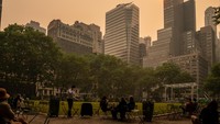 Kebakaran hutan yang terjadi selama berminggu-minggu di Quebec, Kanada, membuat langit di New York, Amerika Serikat (AS) berubah menjadi oranye. David Dee Delgado/Getty Images.