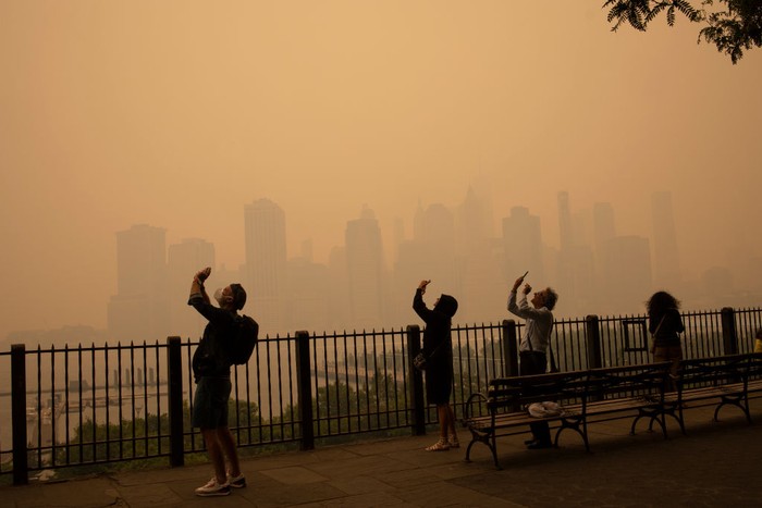 BROOKLYN, NEW YORK - JUNE 7: In the middle of the afternoon, smoke from Canadian forest fires blankets the skyline of New York City, June 7, 2023, as seen from Brooklyn, New York. The city issued an air quality advisory, urging all citizens to stay indoors. (Photo by Andrew Lichtenstein/Corbis via Getty Images)