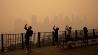 Otoritas setempat terus menghimbau warga untuk beraktifitas di rumah selama polusi udara di New York masih tinggi. Andrew Lichtenstein/Corbis via Getty Images.
