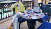 Punya koleksi tas Hermes berbagai jenis. Dirinya nyantai menikmati jus hingga roti. Foto: Instagram @princessyahrini