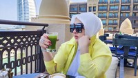 Ada roti hingga croissant yang jadi temannya ngopi, lengkap dengan jus sehat yang diminumnya. Foto: Instagram @princessyahrini