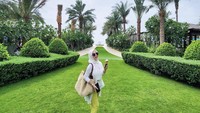  Cuaca Dubai yang trik, membuat penyanyi berusia 42 tahun ini jalan-jalan sambil ditemani es krim. Foto: Instagram @princessyahrini
