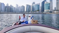 Bersama Reino, Syahrini asyik nyantai dan ngemil sore di atas yacht yang mengelilingi Dubai. Foto: Instagram @princessyahrini