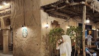 Terakhir ini gaya modis Syahrini, tenteng tas Hermes sambil menikmati kopi dari Starbucks Dubai. Foto: Instagram @princessyahrini