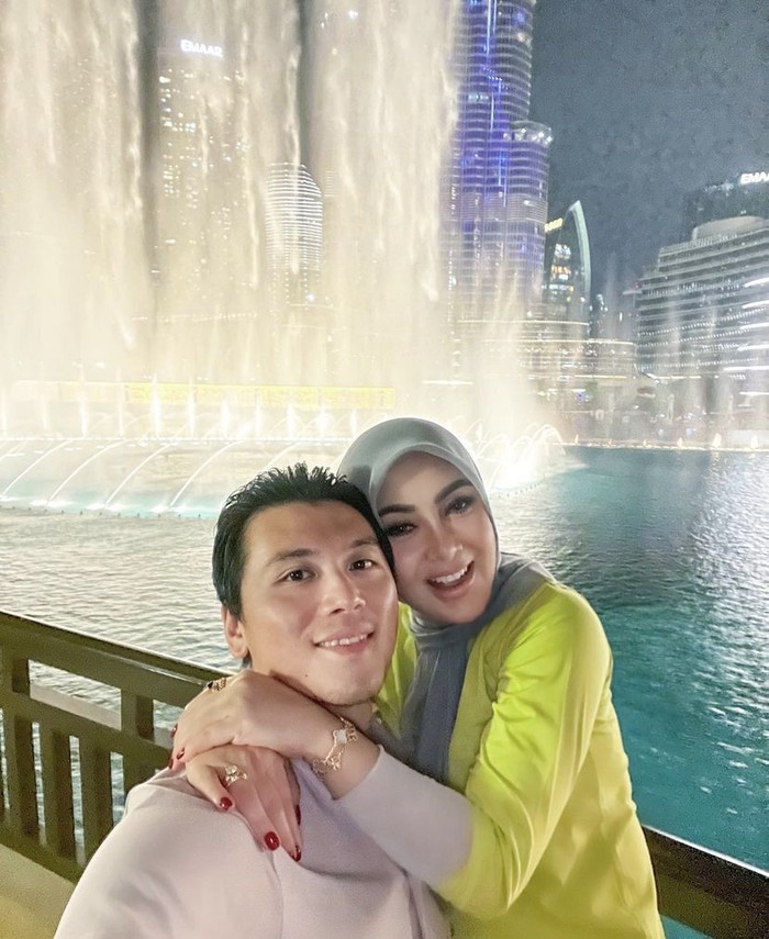 Liburan ke Dubai, Syahrini Kulineran Mewah Bareng Reino Barack Liburan ke Dubai, Syahrini Kulineran Mewah Bareng Reino Barack