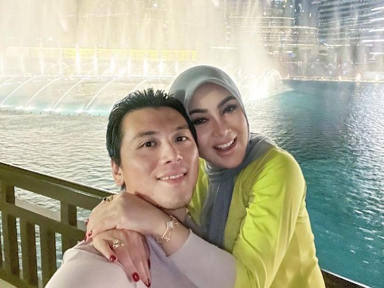 Liburan ke Dubai, Syahrini Kulineran Mewah Bareng Reino Barack