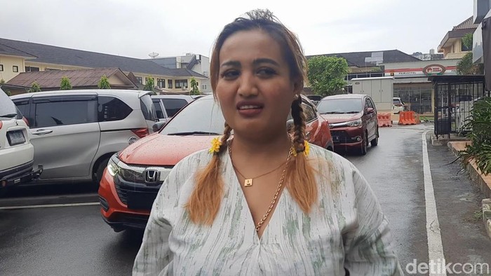 Lina Mukherjee usai menjalani pemeriksaan kejiwaan di RS Bhayangkara Sumsel. (Prima Syahbana/detikSumbagsel)