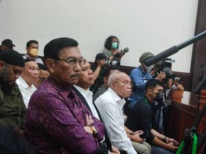 Potret Luhut Masuk Ruang Sidang untuk Bersaksi di Sidang Haris-Fatia