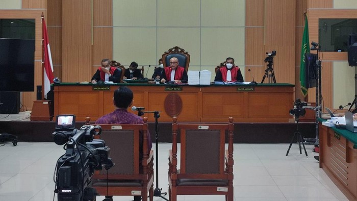 Luhut B Pandjaitan di ruang sidang Haris dan Fatia