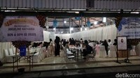 Karangan bunga terlihat di Adi Jasa Surabaya. Semasa hidupnya, Angeline dikenal sebagai sosok yang ceria dan disiplin waktu. Foto: Deny Prastyo Utomo/detikJatim