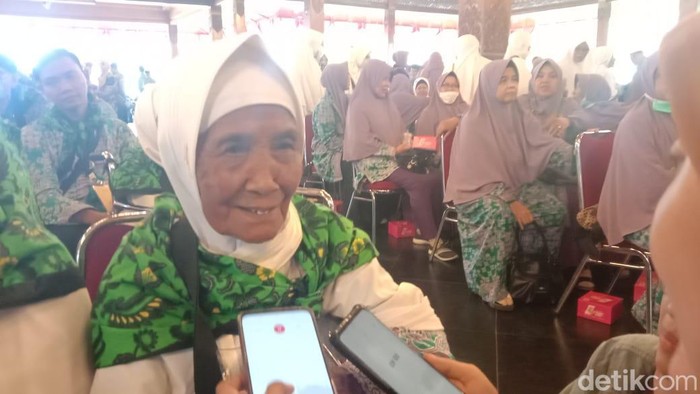 Mbah Ikem jemaah calon haji tertua di Balai Kota Solo, Kamis (8/6/2023).