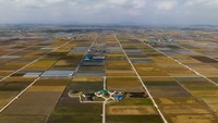 Foto udara memperlihatkan sebuah ladang jelai yang dipanen di Gimje, Jeolla Utara, Korea Selatan, Selasa (6/6/2023).