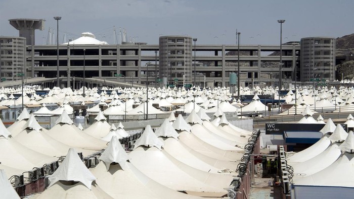 Pekerja menyelesaikan persiapan tenda untuk jamaah di Mina, Arab Saudi, Rabu (7/6/2023). Berbagai persiapan dilakukan jelang pelaksanaan puncak ibadah haji di kawasan Arafah, Muzdalifah, dan Mina dengan total jamaah mencapai lebih dari dua juta orang. ANTARA FOTO/Wahyu Putro A/tom.