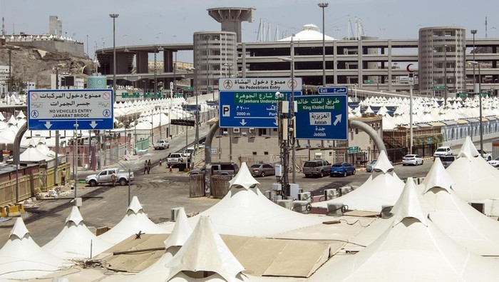 Pekerja menyelesaikan persiapan tenda untuk jamaah di Mina, Arab Saudi, Rabu (7/6/2023). Berbagai persiapan dilakukan jelang pelaksanaan puncak ibadah haji di kawasan Arafah, Muzdalifah, dan Mina dengan total jamaah mencapai lebih dari dua juta orang. ANTARA FOTO/Wahyu Putro A/tom.