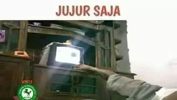 Ngaku! Pasti kamu pernah ganti channel pakai kaki. Foto: Facebook/Syarun Bae