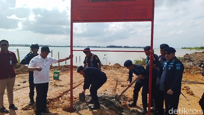 Menteri KKP Sakti Wahyu Trenggono saat menyegel reklamasi tak berizin di Batam, Kepulauan Riau (Kepri).