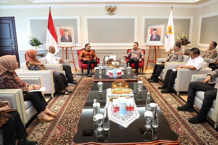 Menteri Pendayagunaan Aparatur Negara dan Reformasi Birokrasi (PAN-RB) Abdullah Azwar Anas bertemu Kapolri Jenderal Listyo Sigit Prabowo. Keduanya membahas upaya penguatan kelembagaan Polri dalam menangani Tindak Pidana Perdagangan Orang (TPPO).