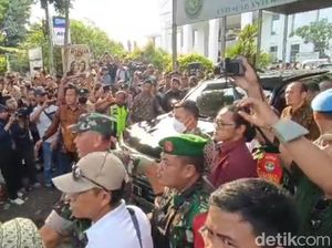 Mobil Luhut Sempat Dihadang Massa di Depan PN Jaktim, Situasi Ricuh!