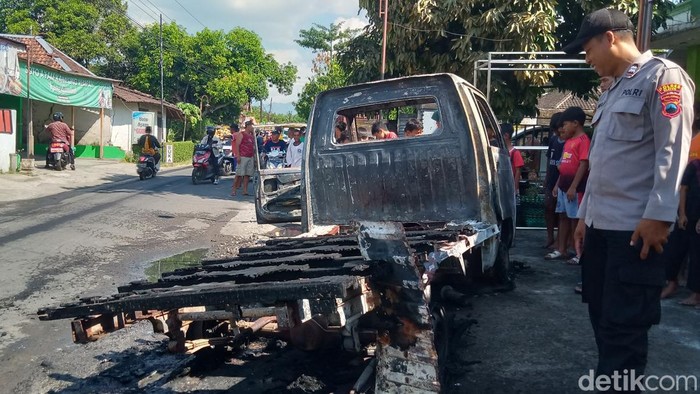 Mobil pikap terbakar di jalan Kalikebo-Cawas, Kecamatan Trucuk, Klaten, Kamis (8/6/2023).